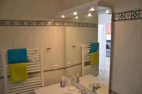 een badkamer met een wastafel en een spiegel bij Spacieux & Lumineux appartement - Centre de Cannes in Cannes