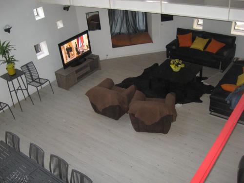 un salon avec des canapés et une télévision à écran plat dans l'établissement Loft 200m2 14 couchages tout près du port, à La Ciotat