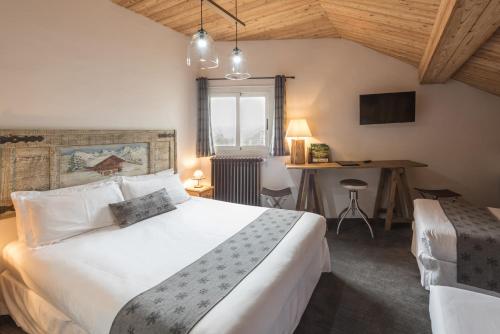 Un pat sau paturi într-o cameră la Hotel l'Ecureuil