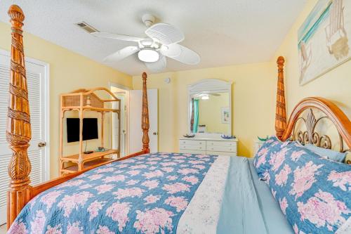 a bedroom with a bed and a ceiling fan at Cheerful 1-bedroom townhouse with spacious loft in Panama City Beach