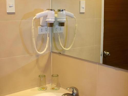 Bilik mandi di The Ritz Hotel at Garden Oases