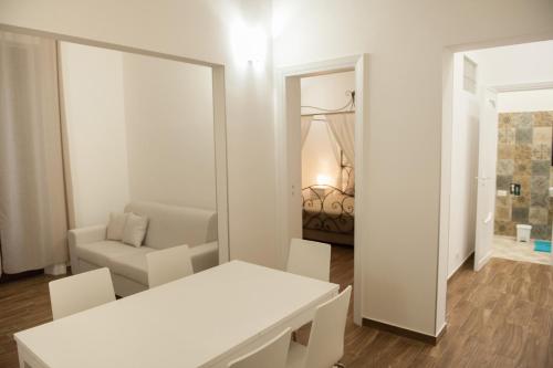 トラーパニにあるcampo appartamentiのリビングルーム(白いテーブル、鏡付)