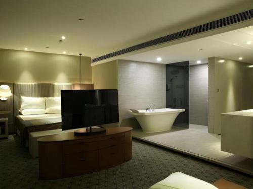 Letto o letti in una camera di Shanghai Bund South China Harbour View Hotel