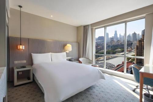 Letto o letti in una camera di Shanghai Bund South China Harbour View Hotel
