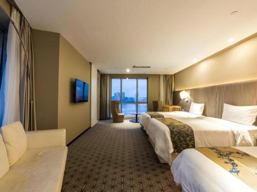 Letto o letti in una camera di Shanghai Bund South China Harbour View Hotel