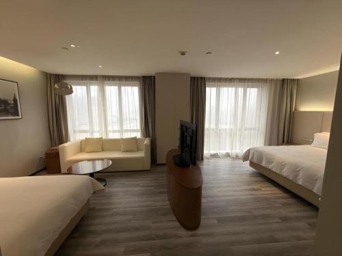 Letto o letti in una camera di Shanghai Bund South China Harbour View Hotel