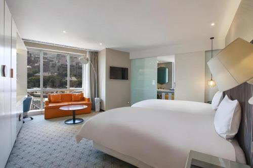 Letto o letti in una camera di Shanghai Bund South China Harbour View Hotel