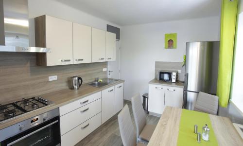 Kuchyň nebo kuchyňský kout v ubytování Apartmán pod skálou v Českém ráji