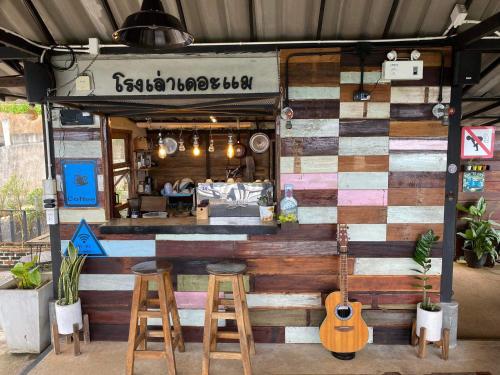 Ο χώρος του lounge ή του μπαρ στο The Mae Homestay PhaHee เดอะแม โฮมสเตย์ ผาฮี้