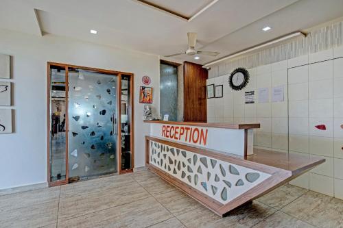 ein Fitnessraum mit Kletterwand in der Unterkunft Hotel O The Grand Imperial Restaurant & Hotel Dhuva Railway station in Morbi