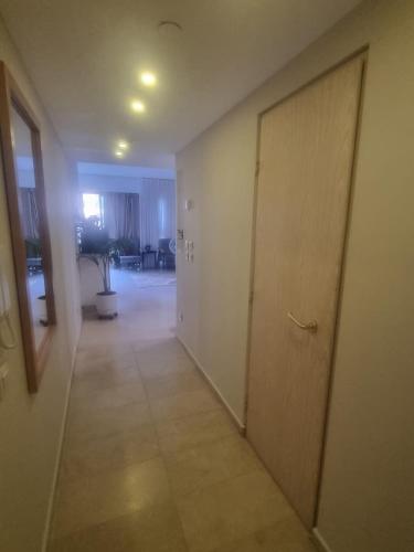 an empty hallway with a door and a room at אוקיינוס במרינה הרצליה פיתוח in Herzliyya B