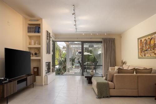 Hestia Grey Barefoot Escape 100m From Beach