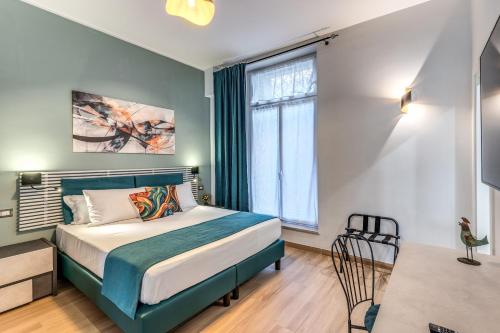 a bedroom with a bed and a table and a window at Trilocale indipendente vicino Metro per Colosseo - Domus in Rome in Rome