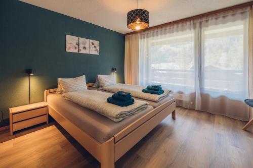 a bedroom with a bed with two towels on it at Wirie-Lodge in Diemtigen Ferienwohnung am Wiriehorn in Diemtigen