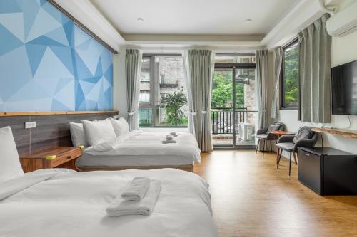 Una cama o camas en una habitación de 魚兒尖尖民宿