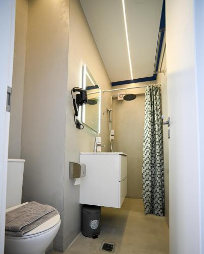 Ermou Suite by Zeussuites