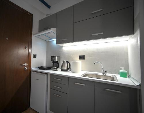 Ermou Suite by Zeussuites