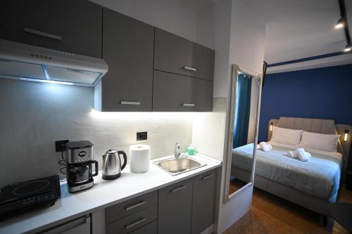 Ermou Suite by Zeussuites