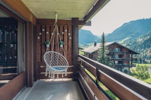 a porch with a hammock and a view at Wirie-Lodge in Diemtigen Ferienwohnung am Wiriehorn in Diemtigen