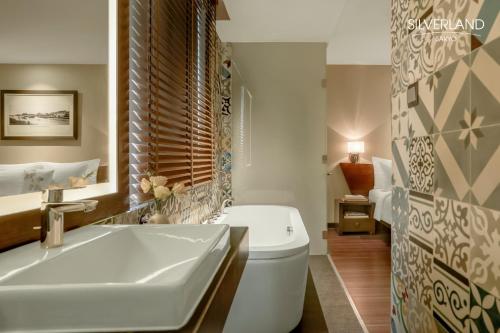 Ένα μπάνιο στο Silverland Sakyo Hotel