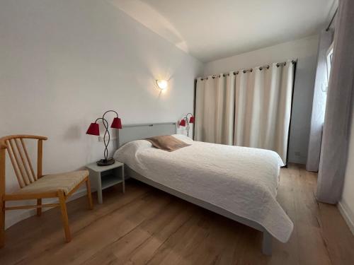 เตียงในห้องที่ RECONNECTAR Blanes El Molí