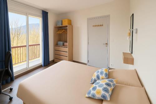 une chambre avec un lit et une grande fenêtre dans l'établissement Spacious And Quiet Apartment, à Meythet