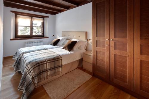 um quarto com uma cama e uma janela em Val de Ruda 18 by FeelFree Rentals em Baqueira-Beret