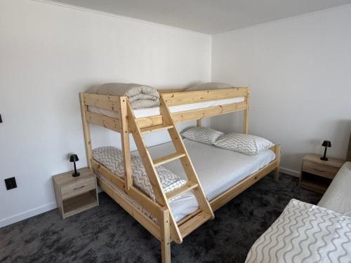 2 letti a castello in una camera con scala di Apartman Sweet stay by Deda Ferda a Draganići