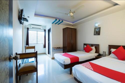 Una cama o camas en una habitación de The Red Velvet