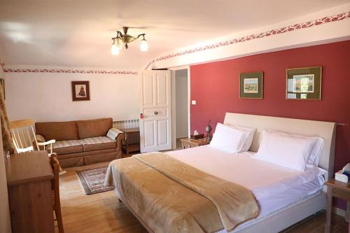 Ένα ή περισσότερα κρεβάτια σε δωμάτιο στο Deir Al Oumara