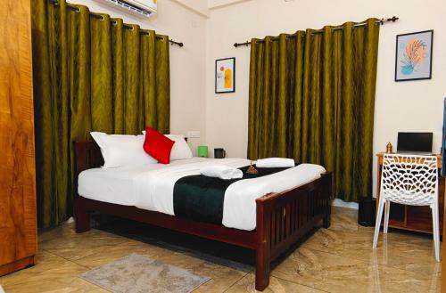 WayanadRhythm Residency Wayanad的一间卧室配有一张带绿色窗帘的床