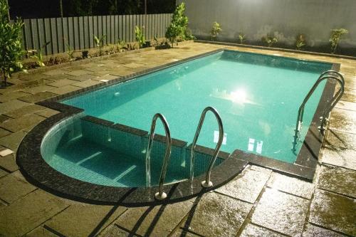 WayanadRhythm Residency Wayanad的后院的游泳池