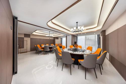 a dining room with a table and chairs at Mingzhi Shangchun Holiday Hotel in Dujiangyan