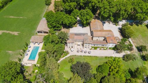 an aerial view of a house with a swimming pool at Château Saint Perret in Avignon