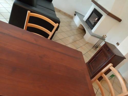 a living room with a table and chairs and a fireplace at La Casa del Ghiro in Brirus