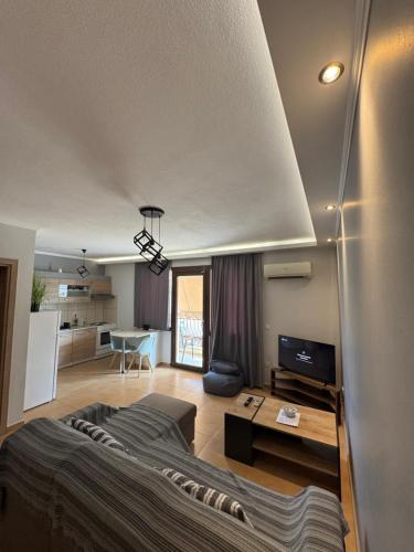 ein Schlafzimmer mit Bett und ein Wohnzimmer in der Unterkunft Cozystay axd in Alexandroupoli