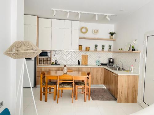 アリケスにあるMarion Holiday Houseの木製のテーブルとダイニングルームのあるキッチン