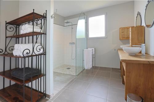 Ένα μπάνιο στο Villa Bellevue adaptée PMR à Salvagnac- Cajarc