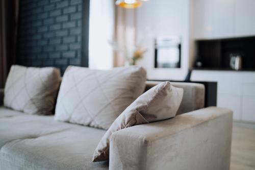 Modern 1BR Lift Balcony Workspace