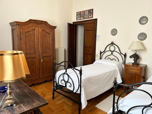 a bedroom with a bed and a table with a lamp at Barchessa di Villa Tiepolo Passi in Carbonera