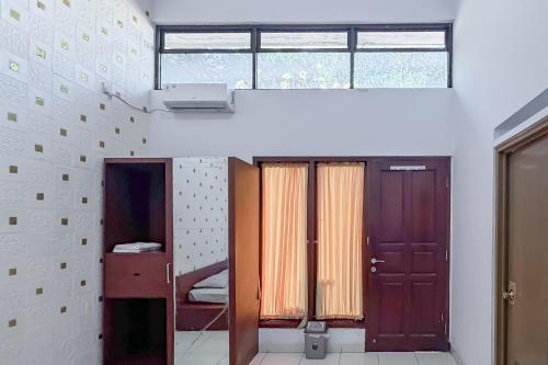 a room with two doors and a room with a window at Villa Anugerah Linggarjati Mitra RedDoorz in Sangkanurip