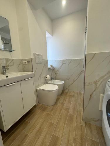 a bathroom with a toilet and a sink and a shower at Casette in centro Por Siempre Cuatro House in Ischia