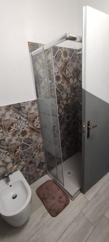Bilik mandi di RoccHouse Roccalumera