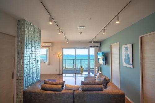 Posezení v ubytování オーシャンビューサニーオキナワ