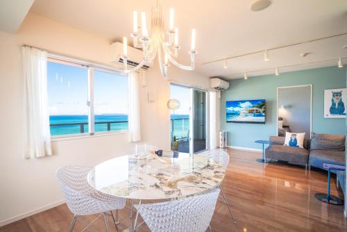 Posezení v ubytování オーシャンビューサニーオキナワ