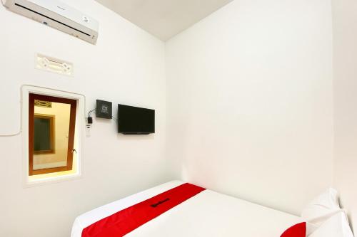 Postel nebo postele na pokoji v ubytování RedDoorz near Terminal Baru Pasuruan