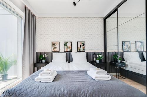 Postel nebo postele na pokoji v ubytování Rent Invest - Braniborska Apartament Parking Klimatyzacja