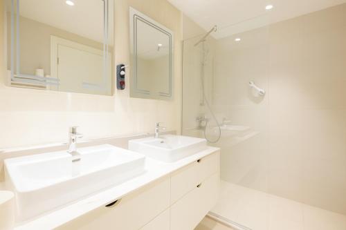 Ένα μπάνιο στο Queen's Park Residence Apartments