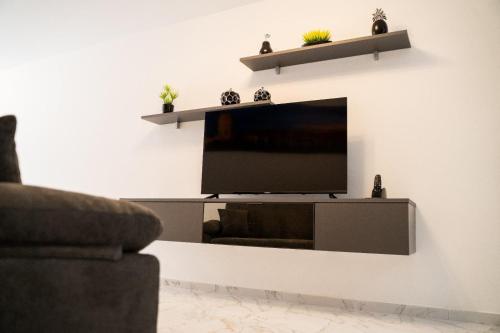 Una televisión o centro de entretenimiento en Wardija Suite