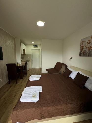 Ένα ή περισσότερα κρεβάτια σε δωμάτιο στο Apartmani Luna, Borsko jezero
